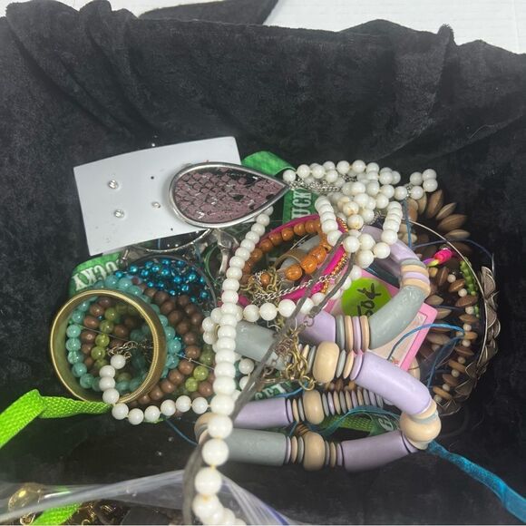 5 pounds of craft jewelry bundle vintage to current for repurpose - Picture 9 of 14